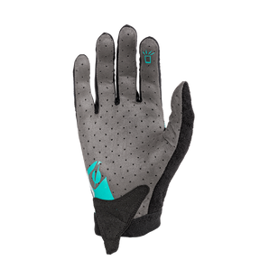 Der O'NEAL AMX Nanofront Handschuh ALTITUDE, inspiriert von Greg Minnaar, ist ein grau-schwarzer Sporthandschuh mit blauen Akzenten. Er verfügt über atmungsaktive Perforationen auf der Oberseite und einen verstellbaren Riemen am Handgelenk. Der Daumenbereich enthält ein blaues Glühbirnensymbol und ist somit ideal für jeden DH-Weltmeister-Enthusiasten.