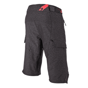 Das Bild zeigt eine O'NEAL TOBANGA Shorts mit entspannter Passform von O'NEAL. Diese grauen Cargoshorts bieten hohe Bewegungsfreiheit und verfügen über mehrere Taschen, darunter große Seitentaschen mit Klappen. Ein roter verstellbarer Klettverschluss am Bund auf der Rückseite sorgt für zusätzliche Funktionalität.