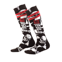 Die O'NEAL PRO MX Socke CROSSBONE sind schwarze Kniestrümpfe mit einem auffälligen, farbenfrohen Design, das weiße Totenköpfe, gekreuzte Knochen, rote Streifen, Ketten und das Wort „Muerte“ in fetten weißen Blockbuchstaben umfasst. Diese Motocross-inspirierten Socken von O'NEAL verfügen über gepolsterte schwarze Fersen und Zehen für mehr Komfort.