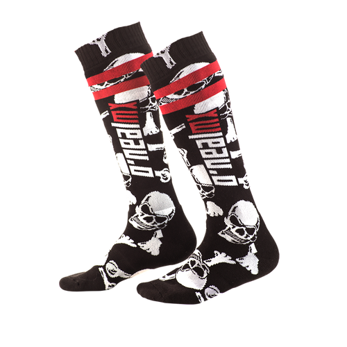 Die O'NEAL PRO MX Socke CROSSBONE sind schwarze Kniestrümpfe mit einem auffälligen, farbenfrohen Design, das weiße Totenköpfe, gekreuzte Knochen, rote Streifen, Ketten und das Wort „Muerte“ in fetten weißen Blockbuchstaben umfasst. Diese Motocross-inspirierten Socken von O'NEAL verfügen über gepolsterte schwarze Fersen und Zehen für mehr Komfort.