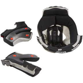 Der O'NEAL Liner & Cheek Pads 10SRS Helm in Schwarz und Grau verfügt über rote Druckknöpfe und Perforationen zur Belüftung. Dieses Set der renommierten Marke O'NEAL umfasst ein Haupt-Helmfutter-Innenfutter und zwei separate Wangenpolster, die mit ihrer Innenpolsterung Komfort und Schutz gewährleisten.
