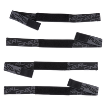 Der O'NEAL Elastic Strap für den PUMPGUN Youth Knee Guard umfasst vier schwarze Klettbänder, jedes mit einer Schlaufe an einem Ende und einem verstellbaren Klettverschluss zum Zusammenhalten von Gegenständen. Die Bänder zeichnen sich durch ein schlankes, minimalistisches Design aus, wobei sich der Markenname „O'NEAL“ in grauer Schrift über die gesamte Länge wiederholt.
