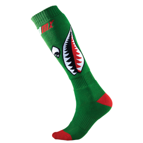 Die O'NEAL PRO MX Socke BOMBER von O'NEAL ist eine grüne, kniehohe Mountainbike-Socke mit roten Zehen- und Fersenakzenten und der Grafik eines Hais mit offenem Maul, scharfen Zähnen und einem weißen Auge an der Seite.