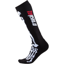 Eine schwarze Kniesocke mit einem weißen Skelettfuß- und Beindesign und dem Markennamen „O'NEAL“ in kräftigen roten und weißen Buchstaben oben drauf – perfekt für Motocross-Abenteuer. Das Produkt ist als „O'NEAL PRO MX Socke XRAY“ bekannt.