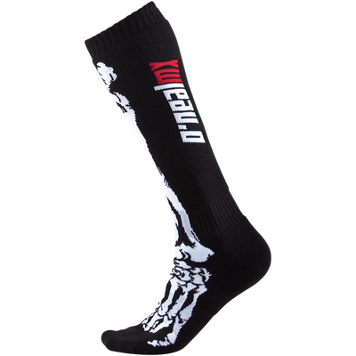 Eine schwarze Kniesocke mit einem weißen Skelettfuß- und Beindesign und dem Markennamen „O'NEAL“ in kräftigen roten und weißen Buchstaben oben drauf – perfekt für Motocross-Abenteuer. Das Produkt ist als „O'NEAL PRO MX Socke XRAY“ bekannt.