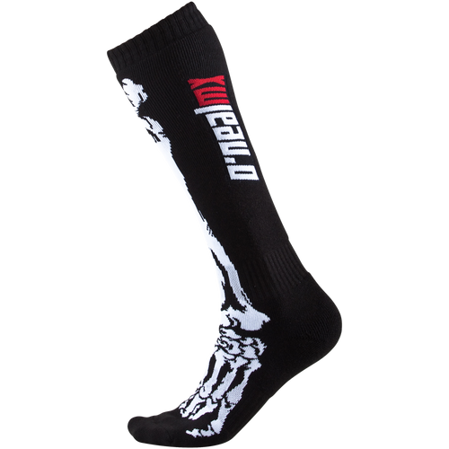 Eine schwarze Kniesocke mit einem weißen Skelettfuß- und Beindesign und dem Markennamen „O'NEAL“ in kräftigen roten und weißen Buchstaben oben drauf – perfekt für Motocross-Abenteuer. Das Produkt ist als „O'NEAL PRO MX Socke XRAY“ bekannt.