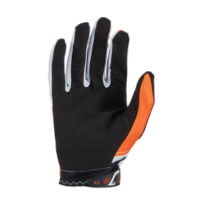 Ein einzelner O'NEAL VAULT Handschuh RACEWEAR wird mit der Handfläche nach oben abgebildet. Der Handschuh besteht aus schwarzem Stoff mit weißen Fingern, orangefarbenen Akzenten an den Seiten und einem weißen Designmuster am Handgelenkbereich, was seine exzellente Verarbeitung und seinen starken Griff hervorhebt.