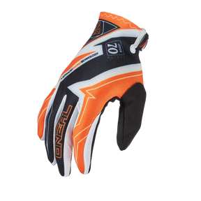 Ein einzelner O'Neal-Motorradhandschuh mit orange-weiß-schwarzem Design. Der O'Neal VAULT Handschuh RACEWEAR ist auf der Oberhand mit den Texten „O'Neal“ und „Matrix“ unter anderem versehen und sorgt so für hervorragenden Grip und hervorragende Verarbeitung beim Offroad- oder Motocross-Fahren.