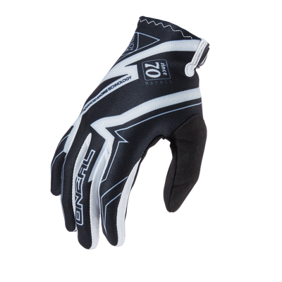 Ein schwarz-weißer O'NEAL VAULT Handschuh RACEWEAR mit aufwendigen Mustern auf dem Handrücken, der den Markennamen und das Logo von O'NEAL zeigt und über einen Klettverschluss am Handgelenk für einen sicheren Sitz verfügt. Der Handschuh bietet hervorragende Verarbeitung für hervorragenden Halt während Ihrer Fahrten.
