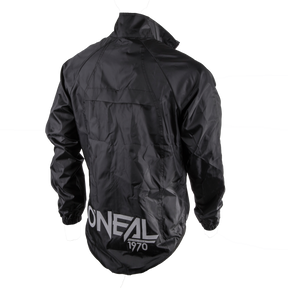 Eine Rückansicht der schwarzen O'NEAL BREEZE Regenjacke zeigt den Markennamen „O'NEAL“ und die Nummer „1970“ in Weiß am unteren Rand. Diese Windjacke scheint aus wasserdichtem Material zu bestehen und ist daher perfekt für Liebhaber von Fahrradausrüstung.