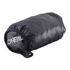 Eine schwarze Rolltasche mit elastischem Verschluss, auf der in fetten weißen Buchstaben der Markenname „O'NEAL“ steht. Die Tasche wirkt kompakt und tragbar, ideal zum Transportieren kleiner Gegenstände oder Fahrradausrüstung wie einer O'NEAL BREEZE-Regenjacke.