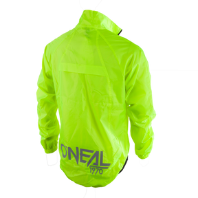 Eine neongelb-grüne O'NEAL BREEZE Regenjacke mit langen Ärmeln und hohem Kragen, mit der Marke „O'Neal 1970“ in großen Buchstaben auf dem unteren Rücken aufgedruckt. Diese Jacke wird auf einer unsichtbaren Schaufensterpuppe präsentiert, wodurch ihr reflektierendes und winddichtes Material hervorgehoben wird, perfekt für Ihre Fahrradausrüstung.