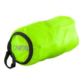 Eine neongrüne, zylindrische Tasche mit schwarzem Griff und „O'NEAL“-Aufdruck, die dem leichten, leicht geknitterten Material einer O'NEAL BREEZE-Regenjacke ähnelt. Sie steht auf einem schwarzen Hintergrund.