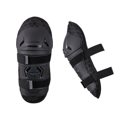Zwei schwarze O'NEAL PEEWEE Knieschützer Kinder werden von vorne und von der Seite gezeigt. Sie sind mit Klettverschlüssen, "O'NEAL"- und "PERIMET"-Logos und strukturierten sowie glatten Oberflächen ausgestattet - ideale Knieschützer für junge Reiter.
