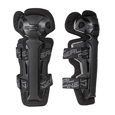 Der O'NEAL PRO II RL Knee Guard CARBON verfügt über verstellbare Riemen, Polsterung, ein Karbonfasermuster und ein auffälliges O'NEAL-Branding - ideal für den Schutz beim Sport oder Radfahren.