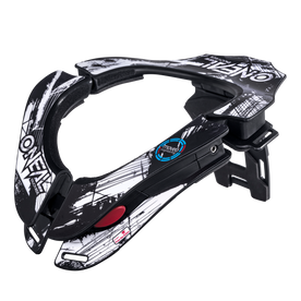 Der O'NEAL TRON Neckbrace SHOCKER ist ein schwarz-weißer Nackenschutz mit abstrakten Grafiken, einem roten Auslöseknopf und verstellbaren Riemen, der von O'NEAL für die Sicherheit im Gelände entwickelt wurde.