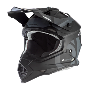 Wir präsentieren den O'NEAL 2SRS Helm SLICK: einen schwarzen Integralhelm mit matter Oberfläche, Visier und Belüftungsöffnungen. Dieser stylische Helm trägt stolz die Marke „O'NEAL“ auf der Vorder- und der Seite sowie den Aufdruck „2SRS“ auf der Seite. Für zusätzlichen Komfort ist die Innenseite mit grauem und weißem Mesh gepolstert.