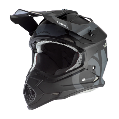 Wir präsentieren den O'NEAL 2SRS Helm SLICK: einen schwarzen Integralhelm mit matter Oberfläche, Visier und Belüftungsöffnungen. Dieser stylische Helm trägt stolz die Marke „O'NEAL“ auf der Vorder- und der Seite sowie den Aufdruck „2SRS“ auf der Seite. Für zusätzlichen Komfort ist die Innenseite mit grauem und weißem Mesh gepolstert.