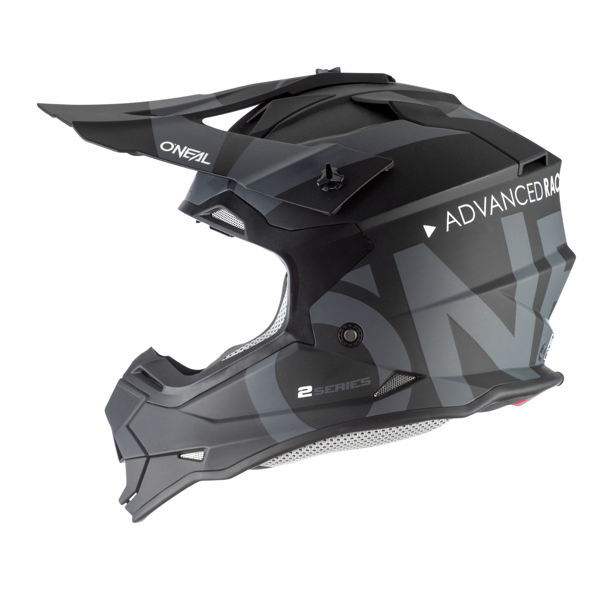 Ein mattschwarzer O'NEAL 2SRS Helm SLICK mit dem „O'Neal“-Logo auf dem Visier und dem „ADVANCED RACE“-Text an der Seite. Dieser Helm zeigt eckige Designelemente mit grauen Grafiken, eine Belüftungsöffnung oben und einen Kinnschutz mit der auffälligen Aufschrift „2SRS“.
