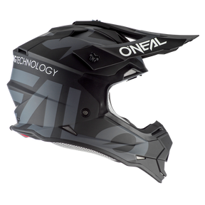 Seitenansicht eines schwarzen O'NEAL 2SRS Helm SLICK mit auffälligen geometrischen Designs in Grautönen. Dieses Modell trägt den Markennamen „O'NEAL“ in weißer Schrift auf dem Visier und oben sowie die Worte „Riding Technology“ an der Seite.
