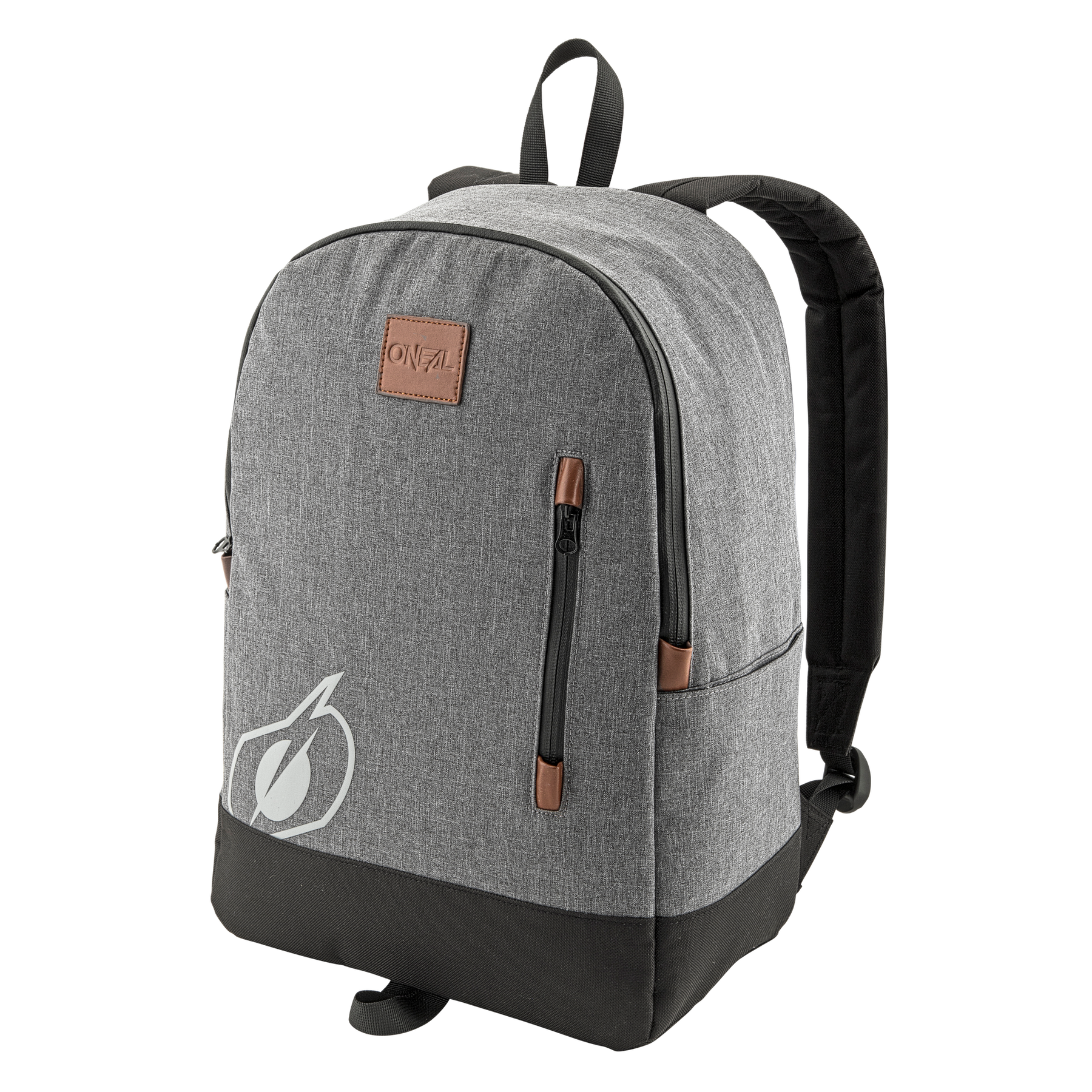 Der O'NEAL Rucksack ist aus grauem Stoff gefertigt und hat einen schwarzen Boden mit braunen Akzenten. Er verfügt über eine Reißverschlusstasche auf der Vorderseite, einen kleinen O'NEAL-Logoaufnäher auf der Vorderseite und einen Tragegriff oben. Dieser Rucksack bietet außerdem verstellbare Schultergurte, reichlich Stauraum für wichtige Dinge und ein dezentes Grafikdesign in der unteren rechten Ecke.