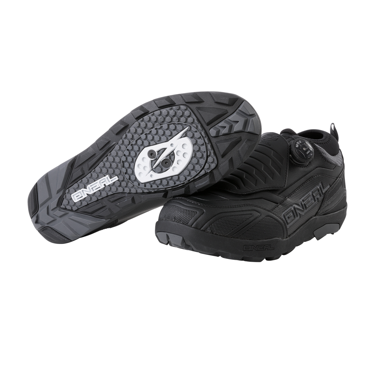 Ein Paar schwarze O'NEAL LOAM WP SPD Schuhe mit robuster Sohle. Ein Schuh steht aufrecht und trägt den Markennamen „O'Neal“ an der Seite, während der andere Schuh mit der Sohle nach oben steht und sein robustes Profil und eine Metallklampe in der Mitte betont.