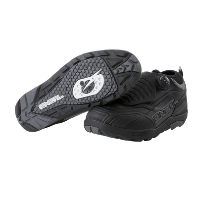 Ein Paar schwarze O'NEAL LOAM WP SPD Schuhe mit robuster Sohle. Ein Schuh steht aufrecht und trägt den Markennamen „O'Neal“ an der Seite, während der andere Schuh mit der Sohle nach oben steht und sein robustes Profil und eine Metallklampe in der Mitte betont.