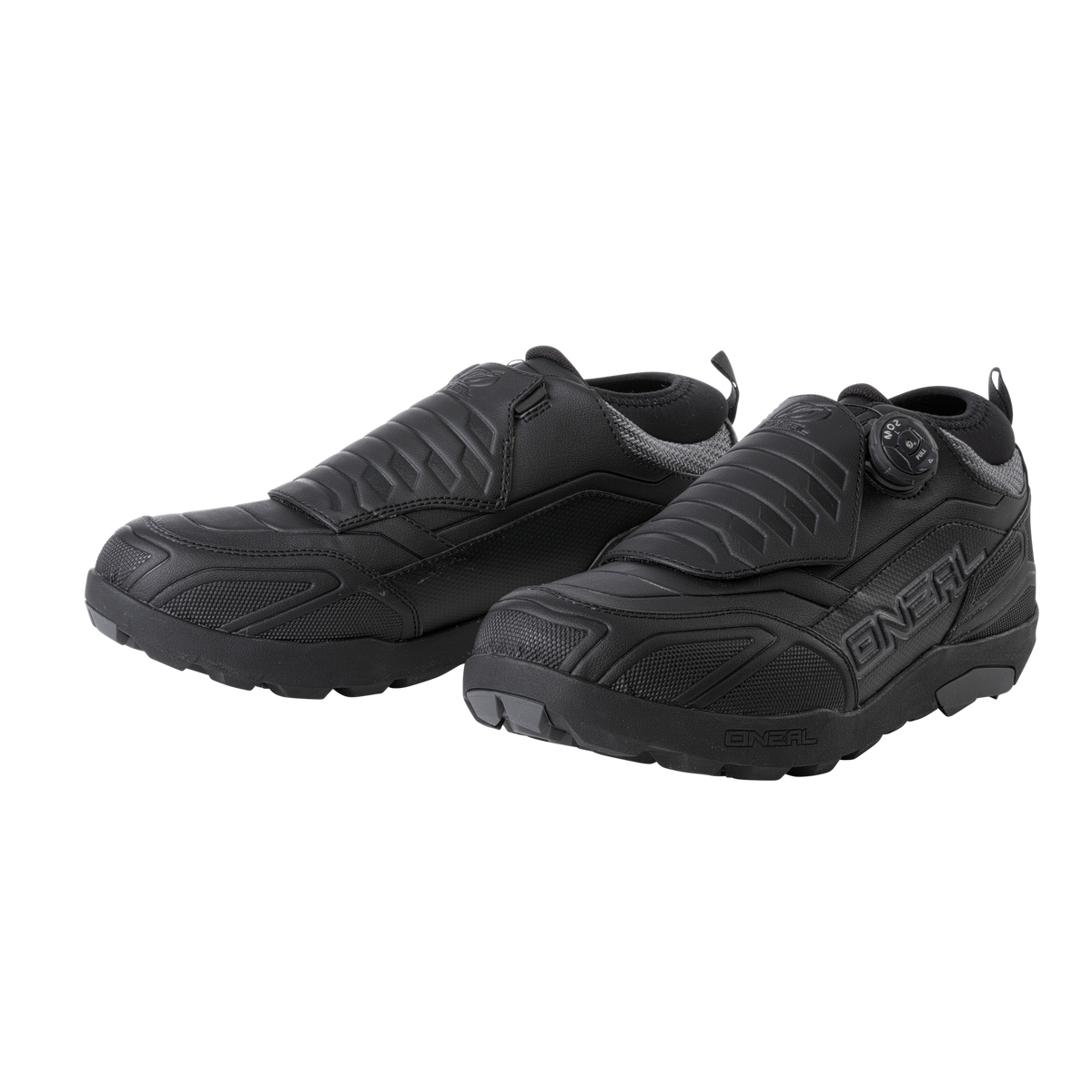 Ein Paar schwarze, robuste Mountainbike-Schuhe O'NEAL LOAM WP SPD Schuh mit robuster Sohle und elegantem Design. Der Schuh hat eine strukturierte Oberfläche und sichere, verstellbare Riemen an der Oberseite für einen festen Sitz. Das „O'NEAL“-Branding ist an der Seite sichtbar. Der Hintergrund ist schlicht und weiß.