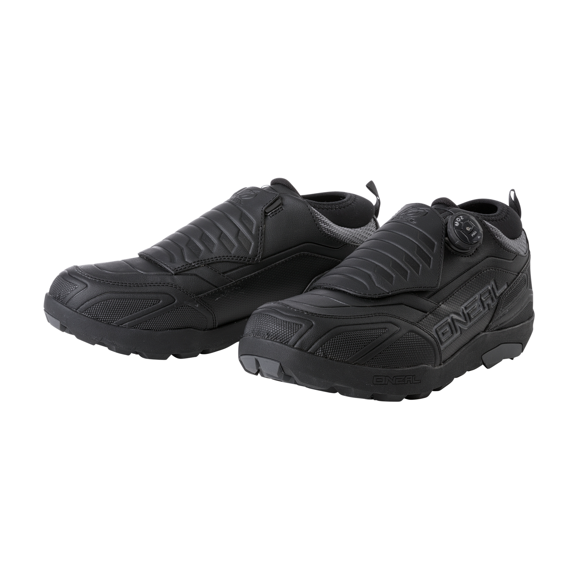 Ein Paar schwarze, robuste Mountainbike-Schuhe O'NEAL LOAM WP SPD Schuh mit robuster Sohle und elegantem Design. Der Schuh hat eine strukturierte Oberfläche und sichere, verstellbare Riemen an der Oberseite für einen festen Sitz. Das „O'NEAL“-Branding ist an der Seite sichtbar. Der Hintergrund ist schlicht und weiß.