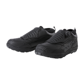 Ein Paar schwarze, robuste Mountainbike-Schuhe O'NEAL LOAM WP SPD Schuh mit robuster Sohle und elegantem Design. Der Schuh hat eine strukturierte Oberfläche und sichere, verstellbare Riemen an der Oberseite für einen festen Sitz. Das „O'NEAL“-Branding ist an der Seite sichtbar. Der Hintergrund ist schlicht und weiß.