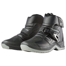 Die O'NEAL RMX SHORTY Stiefel von O'NEAL sind schwarze High-Top-Fahrradschuhe mit grauer Sohle, die mit einer robusten Schnalle und einem Klettverschluss für eine sichere Befestigung ausgestattet sind. Diese Schuhe zeichnen sich durch ein schlankes, modernes Design mit verstärkten Abschnitten für zusätzliche Haltbarkeit und Griffigkeit aus und sorgen so für optimalen Komfort. Dieses bequeme Schuhwerk ist ideal für verschiedene Arten von Radsportaktivitäten und perfekt für lange Fahrten.