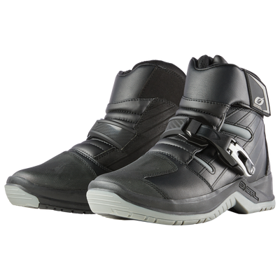 Die O'NEAL RMX SHORTY Stiefel von O'NEAL sind schwarze Motorradstiefel mit grauer Sohle, die mit Klettverschluss und Schnallenverschlüssen für Schutz und Komfort sorgen - ideales, bequemes Schuhwerk für Bike-Fans.