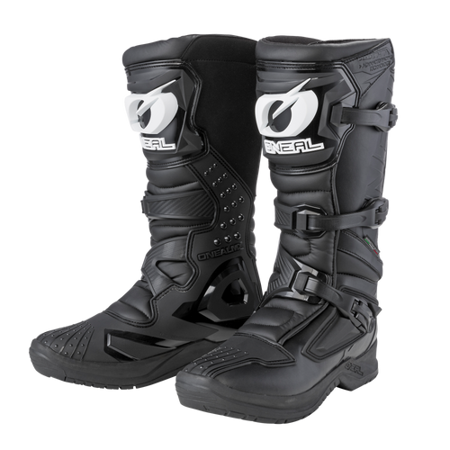 Die O'NEAL RSX Stiefel sind schwarze Motocross-Stiefel mit robusten Schnallen, verstärkten Zehen, strukturierten Sohlen und O'NEAL-Branding auf den Schienbeinplatten - eine schützende und robuste Wahl für das Fahren im Gelände.