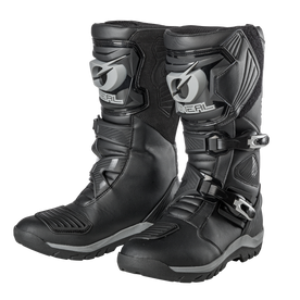 Ein Paar schwarze O'NEAL SIERRA PRO Stiefel mit silbernen und grauen Akzenten, Schutzplatten und Schnallen sind nebeneinander auf einem einfarbigen Hintergrund abgebildet - ideale wasserdichte Adventure Touren Stiefel von O'NEAL.