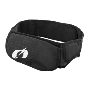 Die O'NEAL WAIST Werkzeugtasche ist ein schwarzer Hüftgürtel mit sechseckigem Muster und weißem Logo, der mit Klettverschlüssen verstellbar ist - ideal als stylische Hüfttasche oder Waist Toolbag.