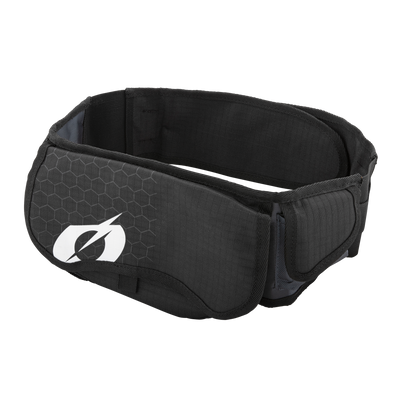 Die O'NEAL WAIST Werkzeugtasche ist ein schwarzer, gepolsterter Hüftgurt mit Klettverschluss, der ein sechseckiges Muster und ein stilisiertes weißes O'NEAL-Logo auf der Vorderseite aufweist. Dieser Gürtel wurde entwickelt, um die Lendenwirbelsäule zu stützen oder Gegenstände sicher um die Taille zu halten. Er ist eine ideale Hüfttasche für alle wichtigen Dinge.