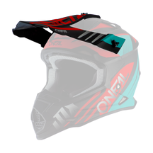 Der O'NEAL Visor 2SRS Helm SPYDE 2.0 ist ein Integralhelm für Motocross, der in Rot, Schwarz, Blaugrün und Grau erhältlich ist. Er ist mit dem auffällig aufgedruckten Markennamen „O'NEAL“ versehen, hat ein eckiges Design mit Visier und Belüftungsbereiche für optimale Luftzirkulation.