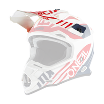 Der O'NEAL Visor 2SRS Helm SPYDE 2.0 ist ein weißer Motocross-Helm, der mit auffälligen roten, blauen und weißen Grafikdesigns verziert ist. Auf der Seite ist der Markenname „O'NEAL“ in großen roten und weißen Buchstaben deutlich zu erkennen. Dieser Helm verfügt über ein Visier und eine umfassende Belüftung und bietet Offroad-Fahrern sowohl Schutz als auch Stil.
