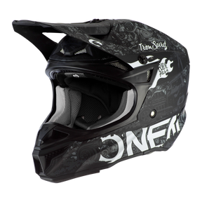 Ein O'NEAL 5SRS Polyacrylite Helm HR in Schwarz und Grau, verziert mit komplizierten Mustern und Designs, darunter der Text „Iron Spirit“ und „ONE“. Der Helm zeichnet sich durch hochwertige Verarbeitung mit Visier, Kinnschutz und atmungsaktivem Mesh-Innenfutter aus.