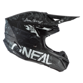 Ein schwarz-grauer Integralhelm mit dem Markennamen „O'NEAL“ deutlich sichtbar auf der Seite. Der O'NEAL 5SRS Polyacrylite Helm HR verfügt über Designs und Texte, darunter „Iron Spirit“ und „Ride Fast“, sowie verschiedene komplizierte Muster, die seine Oberfläche schmücken und hochwertige Technik demonstrieren.
