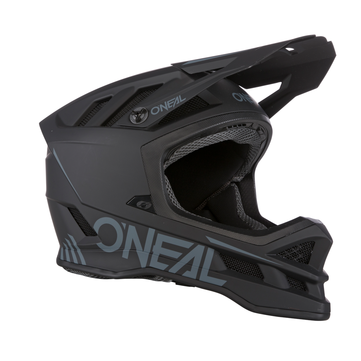 Ein mattschwarzer O'NEAL BLADE Polyacrylite Helm SOLID mit Visier, Netzbelüftungen und hellgrauem „O'NEAL“-Branding wird in einer eleganten Seitenprofilansicht gezeigt.
