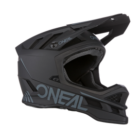 Ein mattschwarzer O'NEAL BLADE Polyacrylite Helm SOLID mit Visier, Netzbelüftungen und hellgrauem „O'NEAL“-Branding wird in einer eleganten Seitenprofilansicht gezeigt.