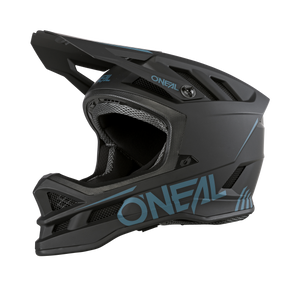 Der O'NEAL BLADE Polyacrylite Helm SOLID ist ein mattschwarzer MTB-Integralhelm mit eckigen Belüftungsöffnungen und Visier aus leichtem Polyacrylit für optimalen Schutz und Luftzirkulation.