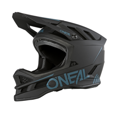 Der O'NEAL BLADE Polyacrylite Helm SOLID ist ein mattschwarzer MTB-Integralhelm mit eckigen Belüftungsöffnungen und Visier aus leichtem Polyacrylit für optimalen Schutz und Luftzirkulation.