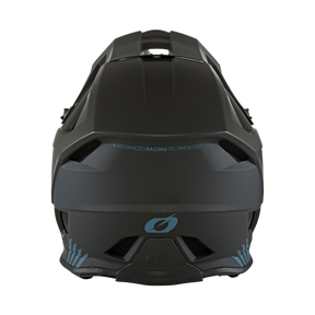 Ein mattschwarzer O'NEAL BLADE Polyacrylite Helm SOLID von hinten gesehen, mit blauen Akzenten, Belüftungsdesign und „ADVANCED RACING TECHNOLOGY“ im oberen Bereich – ein robuster MTB-Helm von O'NEAL aus Polyacrylit.