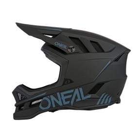 Der mattschwarze O'NEAL BLADE Polyacrylite Helm SOLID trägt das blaue „O'NEAL“-Branding an der Seite. Er verfügt über ein Visier, große Belüftungsöffnungen und ein kantiges, aerodynamisches Design, das perfekt für Motocross oder Downhill-Biking geeignet ist. Ideal für jeden Mountainbike-Profi, der nach Top-Leistung und Stil sucht.
