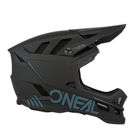 Ein eleganter, mattschwarzer Integralhelm mit grauen und hellblauen Akzenten und dem fettgedruckten O'Neal-Logo auf der Seite. Der O’NEAL BLADE Polyacrylite Helm SOLID verfügt über mehrere Belüftungsöffnungen für Atmungsaktivität und ein robustes Visier für verbesserten Schutz. Ideal für jeden Mountainbike-Profi.