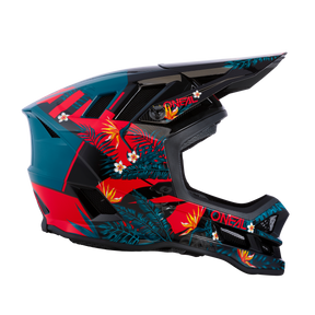 Eine Seitenansicht des O'NEAL BLADE Polyacrylite Helm RIO, die seine farbenfrohe und aufwendig gestaltete Integralstruktur zeigt. Der Helm ist in den Farben Schwarz, Rot und Blaugrün gehalten und mit lebhaften tropischen Blumenmustern verziert, darunter rote und orangefarbene Blumen und grüne Blätter. Der Markenname „O’NEAL“ ist deutlich zu sehen.