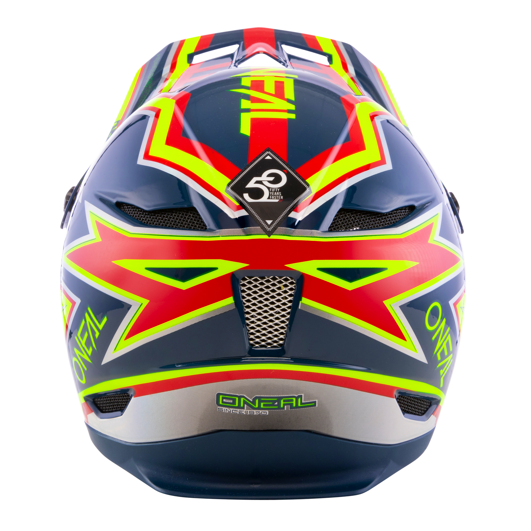 Der O'NEAL FURY Helm RAPID ist ein lebendiger Motorradhelm, der mit auffälligen geometrischen Mustern in Rot, Gelb und Grün auf blauem Hintergrund verziert ist. Der Helm zeigt stolz das „O'NEAL“-Branding an den Seiten und oben sowie ein „50th Anniversary“-Abzeichen oben in der Mitte. Für mehr Komfort und Sicherheit ist auf der Rückseite ein Belüftungssystem sichtbar.