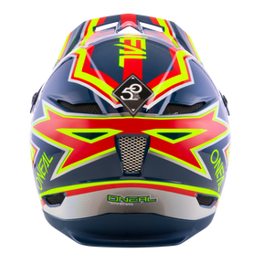 Der O'NEAL FURY Helm RAPID ist ein lebendiger Motorradhelm, der mit auffälligen geometrischen Mustern in Rot, Gelb und Grün auf blauem Hintergrund verziert ist. Der Helm zeigt stolz das „O'NEAL“-Branding an den Seiten und oben sowie ein „50th Anniversary“-Abzeichen oben in der Mitte. Für mehr Komfort und Sicherheit ist auf der Rückseite ein Belüftungssystem sichtbar.